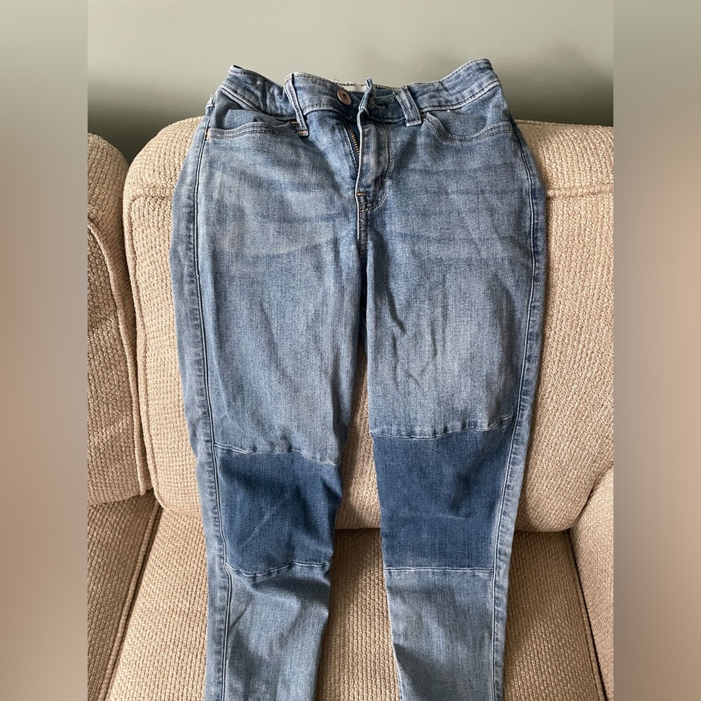 Girls Abercrombie jeans size 9/10 two tone at knees (design that way)